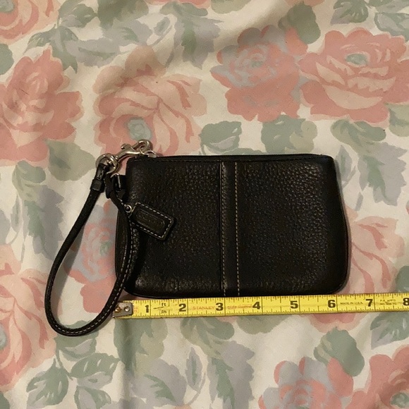 Coach Clutch - Picture 1 of 4